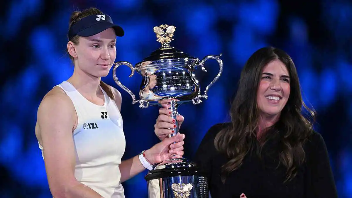ريباكينا تهزم سبالينكا لتتوج بأول ألقابها في أستراليا المفتوحة للتنس