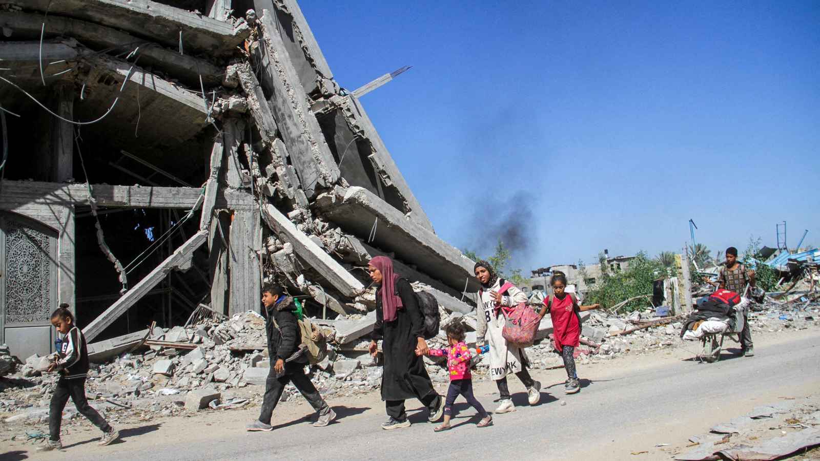 قصف مكثف وأوامر إخلاء.. "مآسي" سكان قطاع غزة تتفاقم (فيديو)