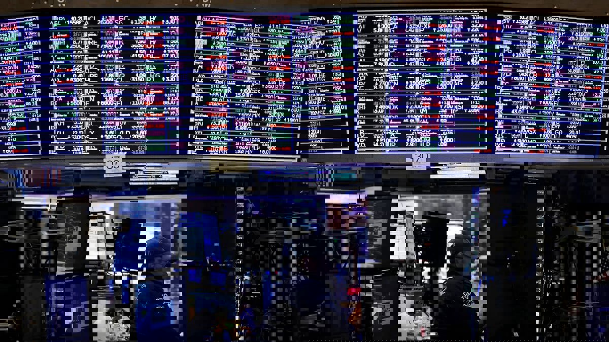 الأسهم الأمريكية تغلق منخفضة والمستثمرون يقيمون بيانات اقتصادية