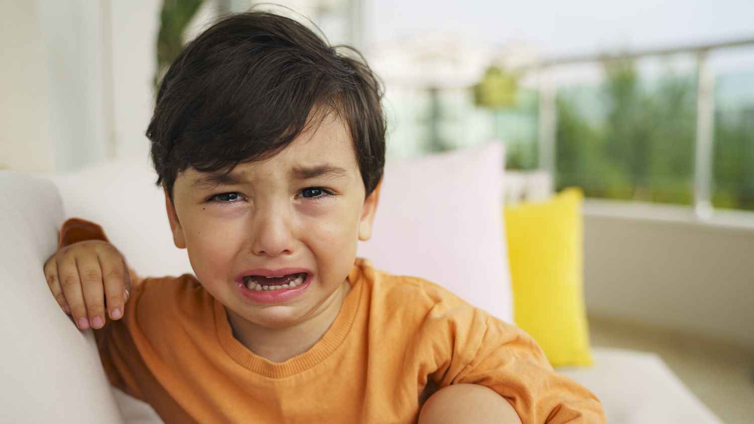 كيف تتعامل مع الطفل سريع البكاء؟