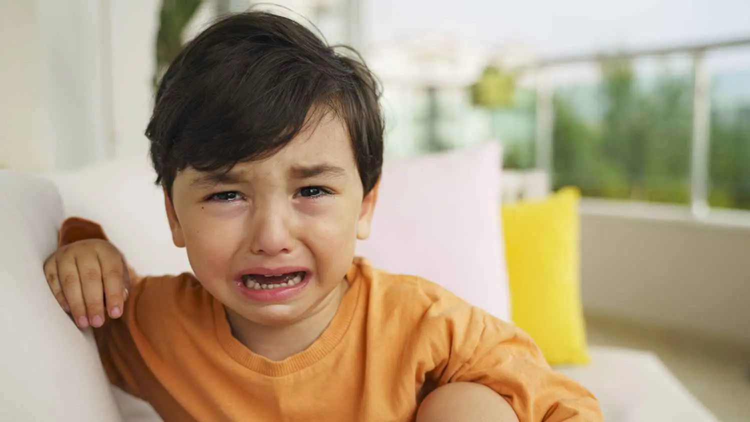 كيف تتعامل مع الطفل سريع البكاء؟