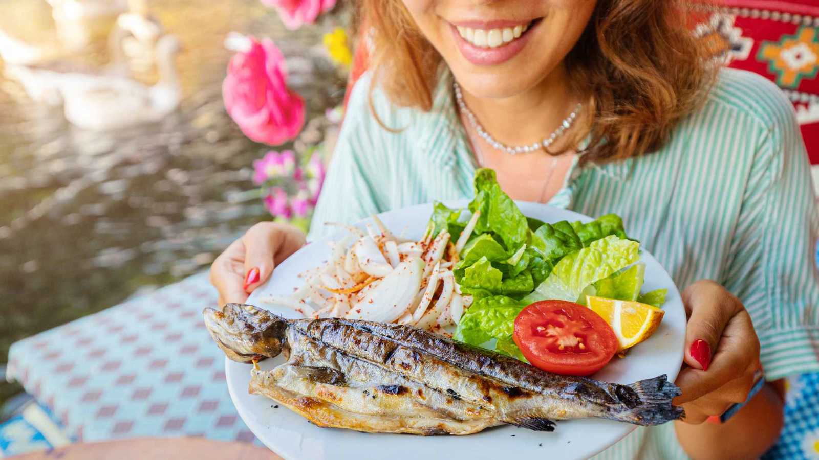 وداعاً للتدهور العقلي.. الأسماك تظهر كحل غذائي فعال