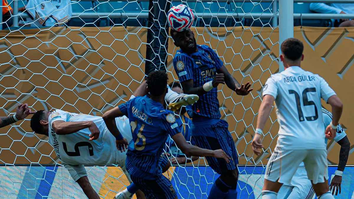 الهلال شرف الكرة العربية.. تغريدة نارية من عمرو أديب بعد التعادل مع ريال مدريد