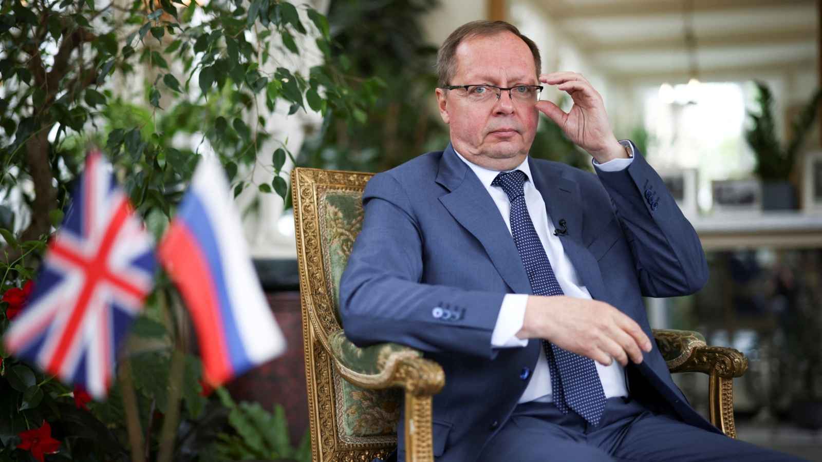 بعد اتهام دبلوماسييها بالتجسس.. لندن تستدعي السفير الروسي