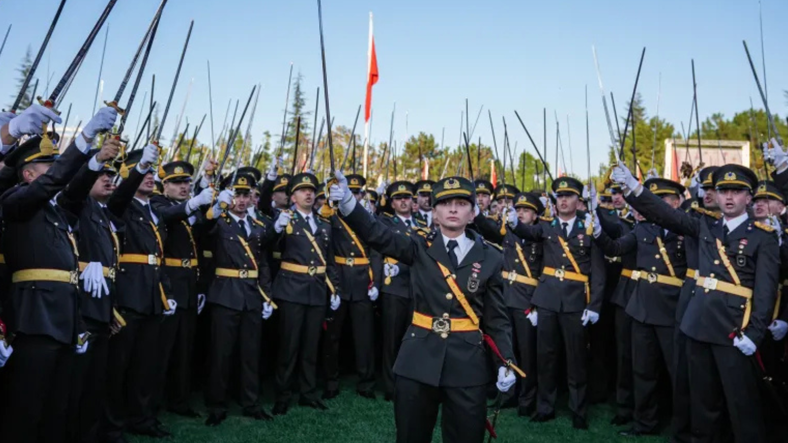 جدل واسع في تركيا بعد فصل ضباط أدوا قسم الولاء لأتاتورك