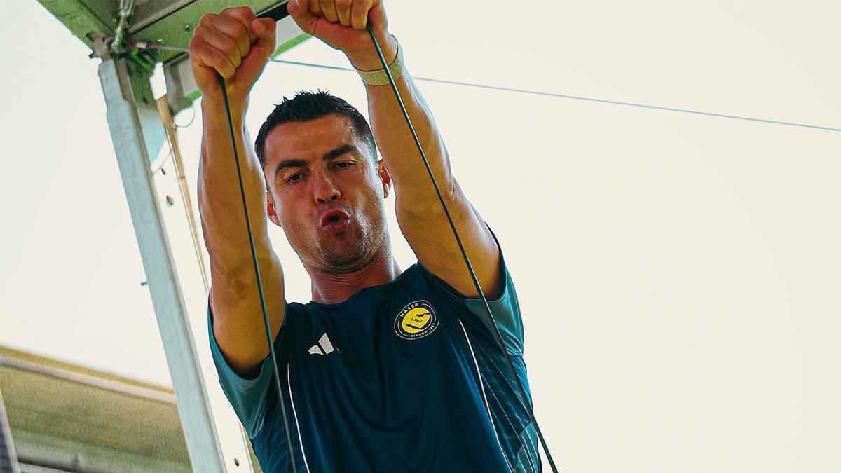 أحدهم طالبه بعدم التجديد.. كيف تحول كريستيانو رونالدو إلى منقذ النصر الأول؟