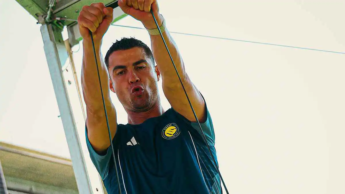 أحدهم طالبه بعدم التجديد.. كيف تحول كريستيانو رونالدو إلى منقذ النصر الأول؟