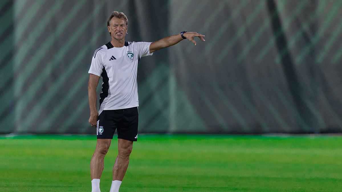 نبيعه مثل ما باعنا.. أسطورة الكرة السعودية يطالب برحيل رينارد (فيديو)