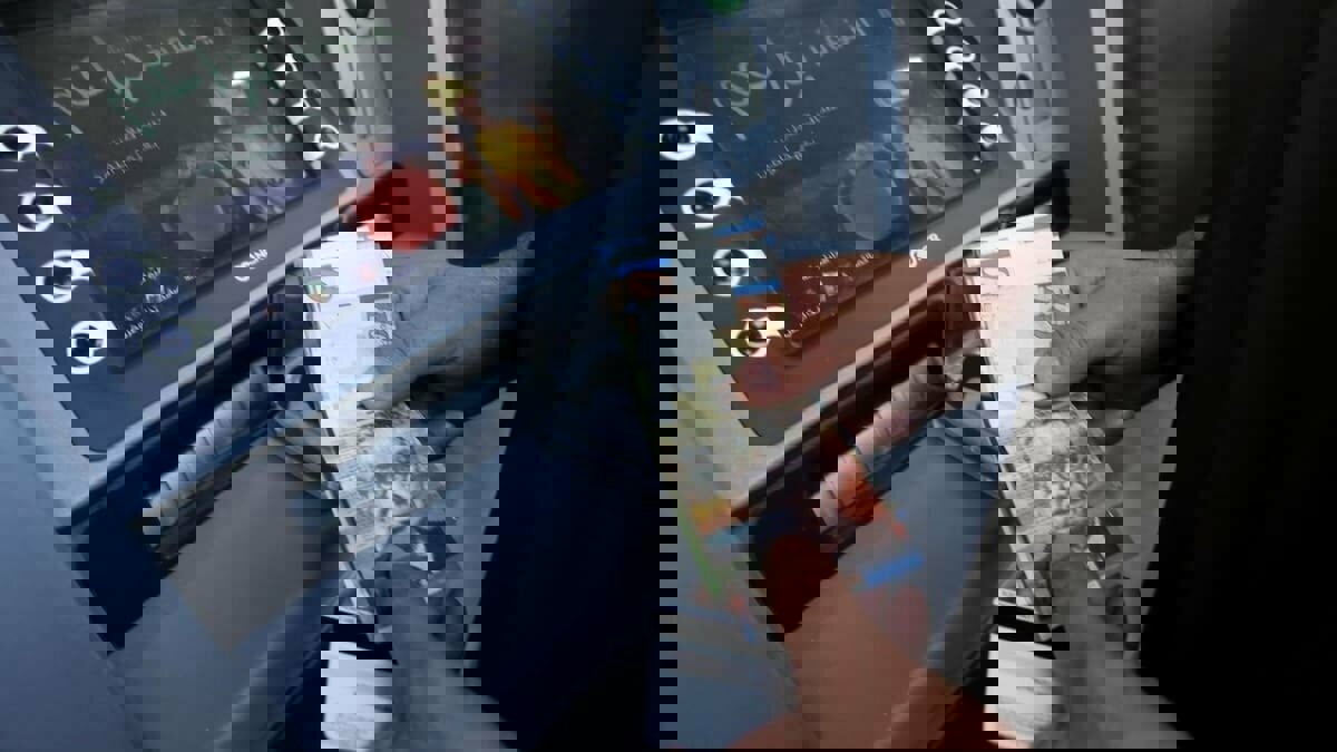 بعد الاقتطاع من رواتبهم.. المعلمون الفلسطينيون يبدأون إضرابات جزئية