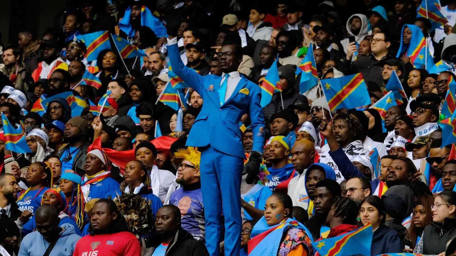 90 دقيقة بلا حركة.. مشجع كونغولي يتحول إلى تمثال حي (فيديو)