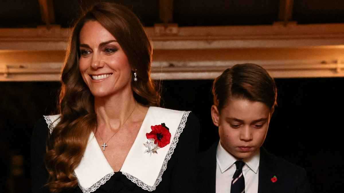 أول ظهور للأمير جورج في مهرجان "تكريم الجنود" إلى جانب والدته