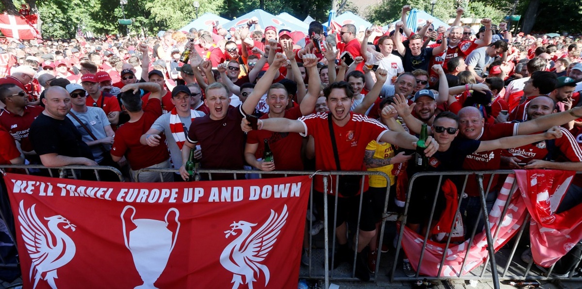 شاهد.. جماهير ليفربول تتعرض لهجوم شرس قبل مباراة ريال مدريد (فيديو وصور)