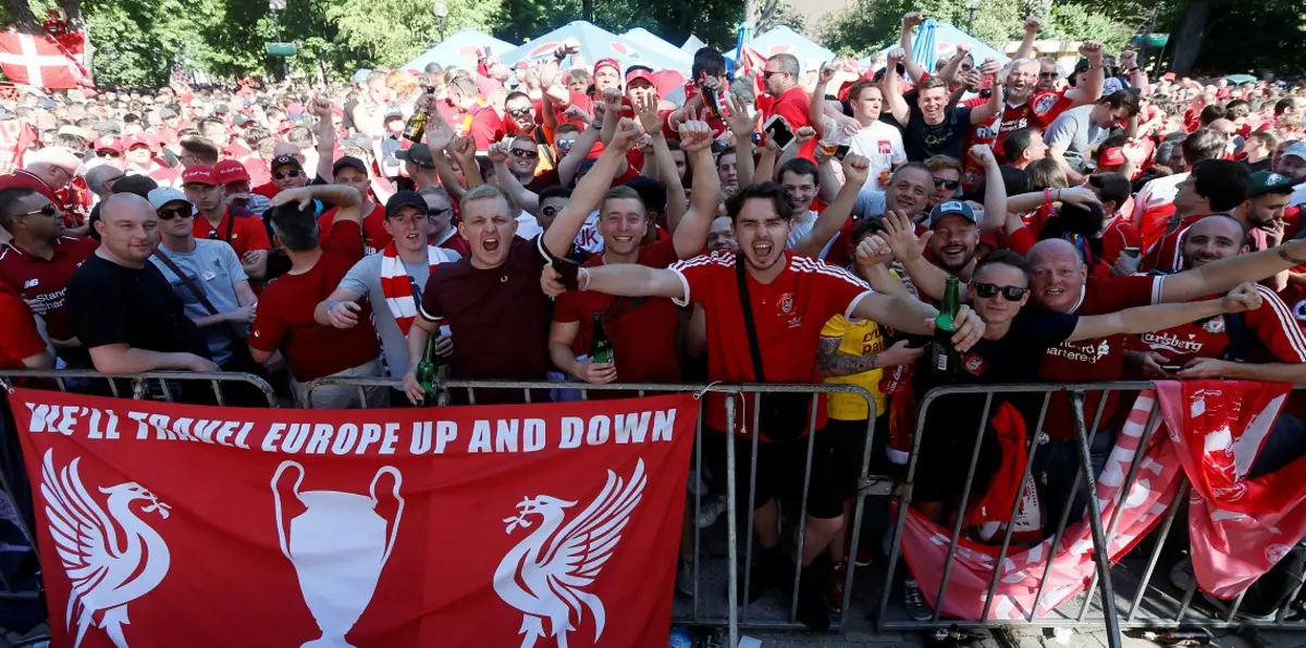 شاهد.. جماهير ليفربول تتعرض لهجوم شرس قبل مباراة ريال مدريد (فيديو وصور)