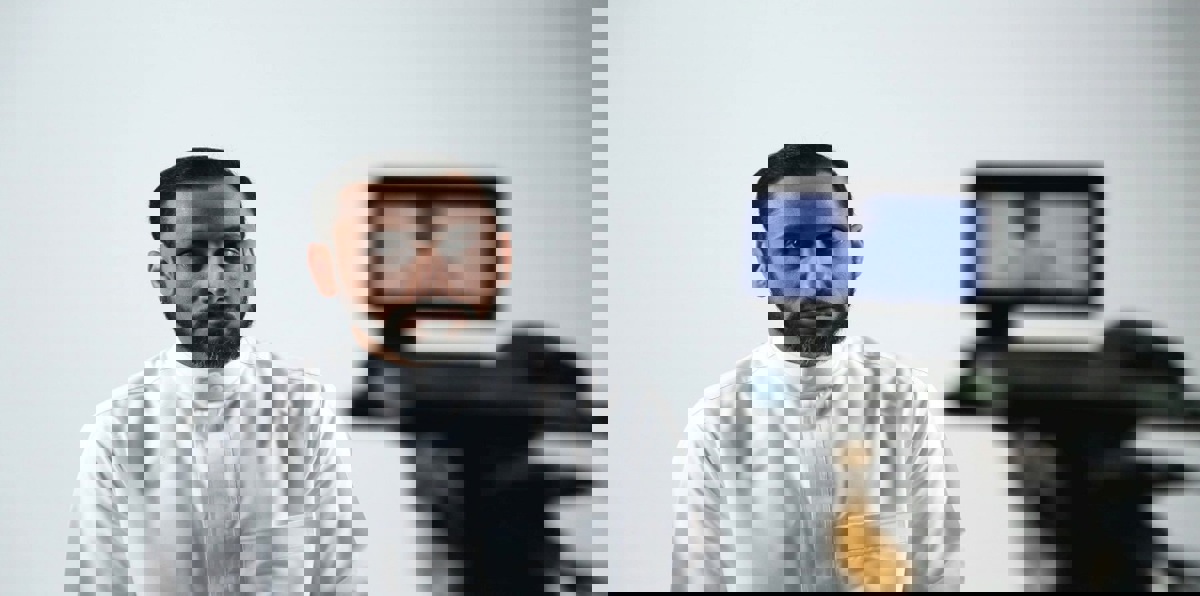 شاهد اعتذار سعيد العويران لسامي الجابر أسطورة نادي الهلال.. وردة فعله (فيديو)