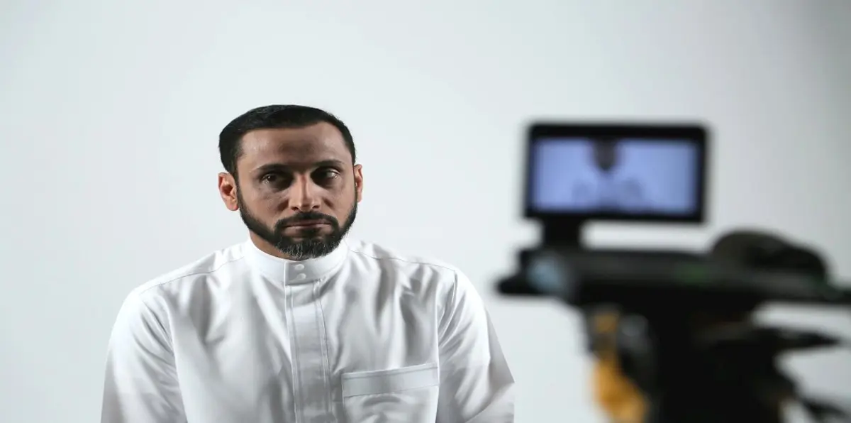 شاهد اعتذار سعيد العويران لسامي الجابر أسطورة نادي الهلال.. وردة فعله (فيديو)