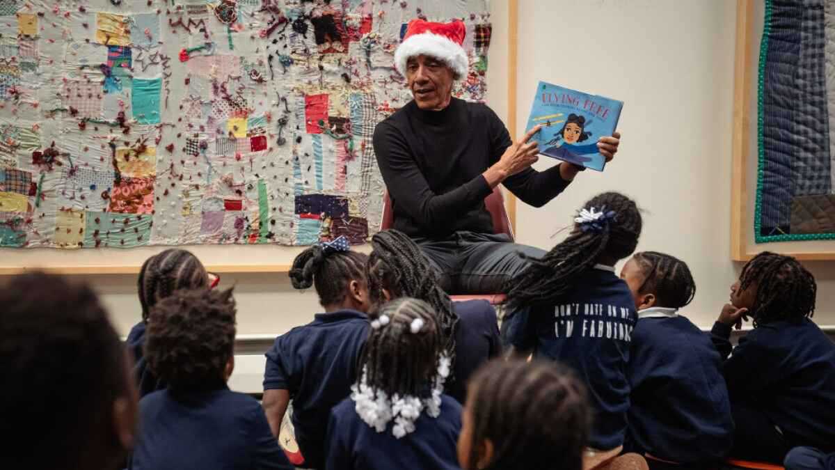 أوباما يرتدي "قبعة سانتا" ويفاجئ تلاميذ شيكاغو (فيديو)