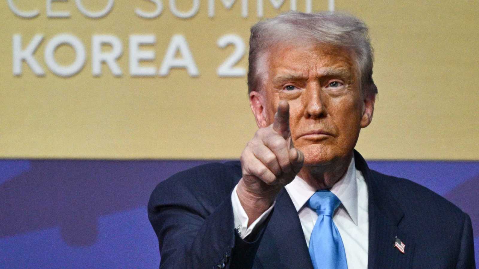 "مجنون ومختل".. ترامب يفتح النار على إعلامي شهير سخر منه