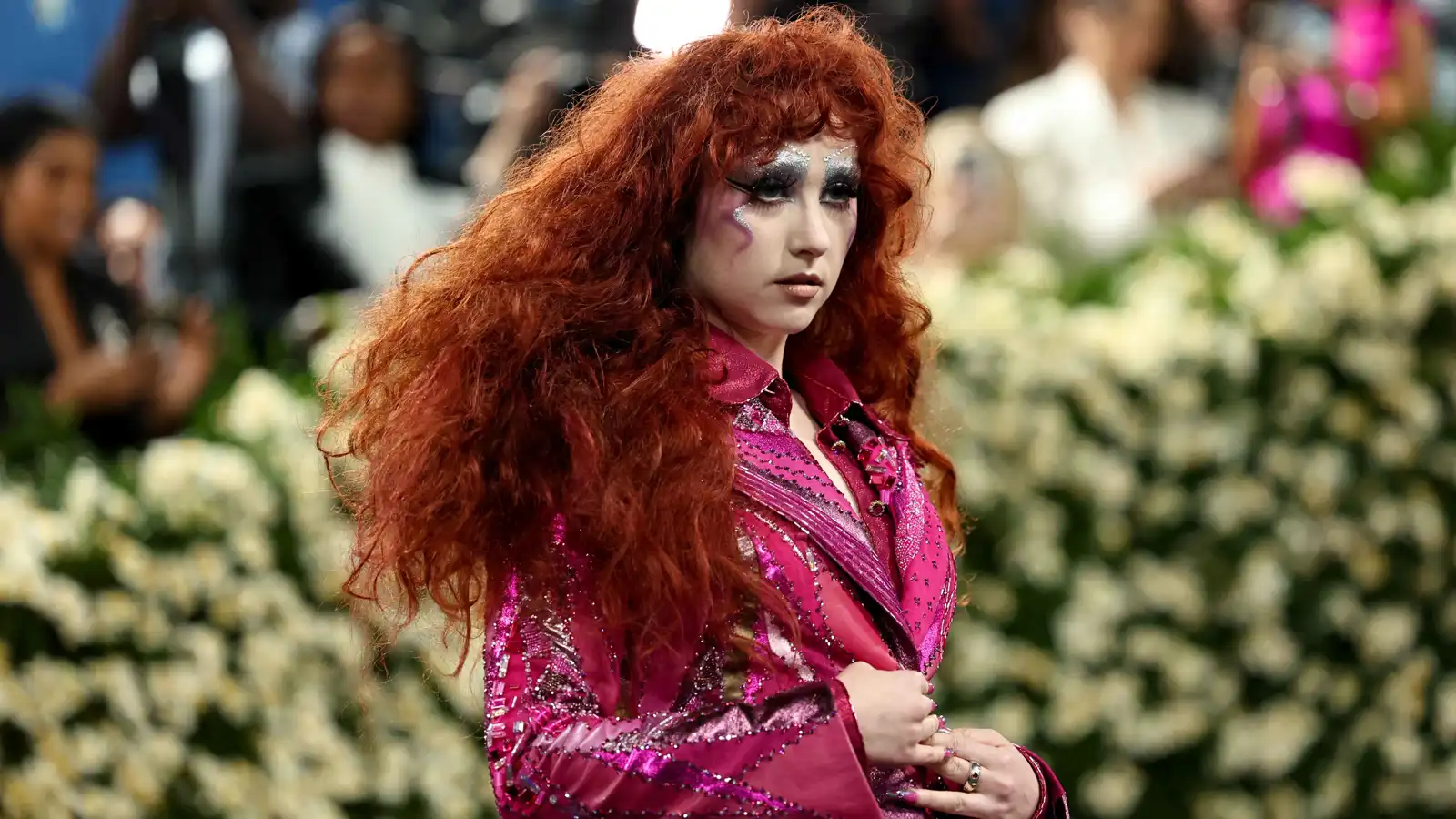 حارس الأمن يُخرج تشابل من ورطتها مع ابنة النجم جود لو