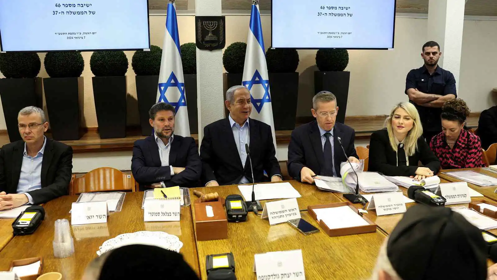 خلافات ونقاشات معقدة.. ملفات ساخنة على طاولة اجتماع الكابينت الطارئ