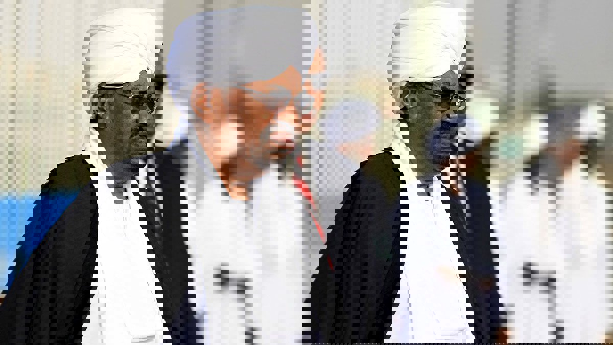 النيابة السودانية تحقق مع "البشير" و"الجاز" بشأن تهم فساد بقطاع النفط