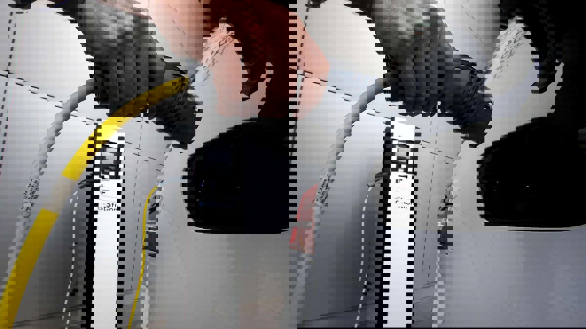 ما أسباب ضعف الإقبال على شراء السيارات الكهربائية ؟