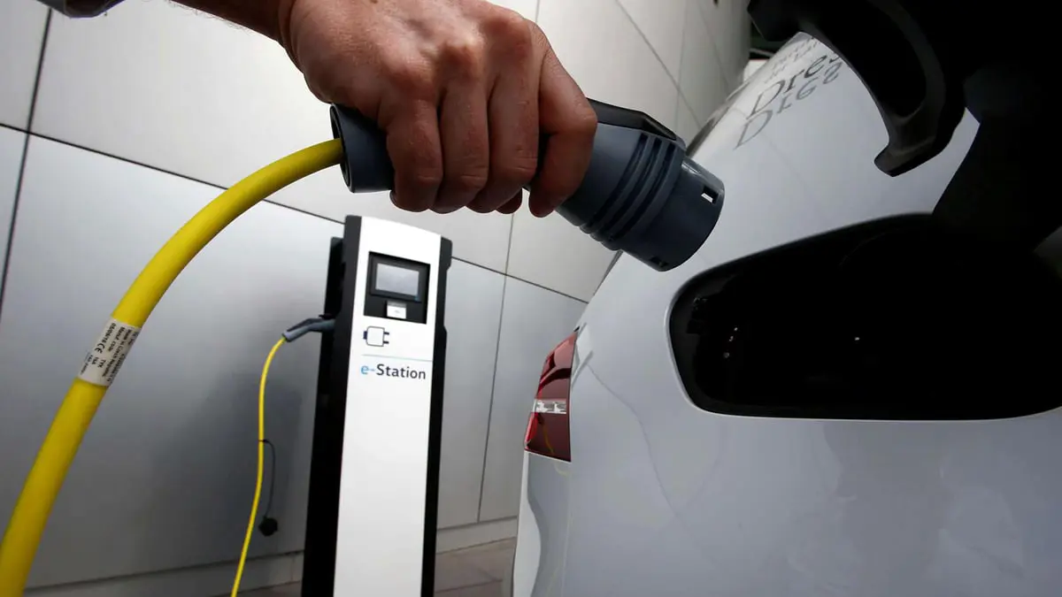 ما أسباب ضعف الإقبال على شراء السيارات الكهربائية ؟