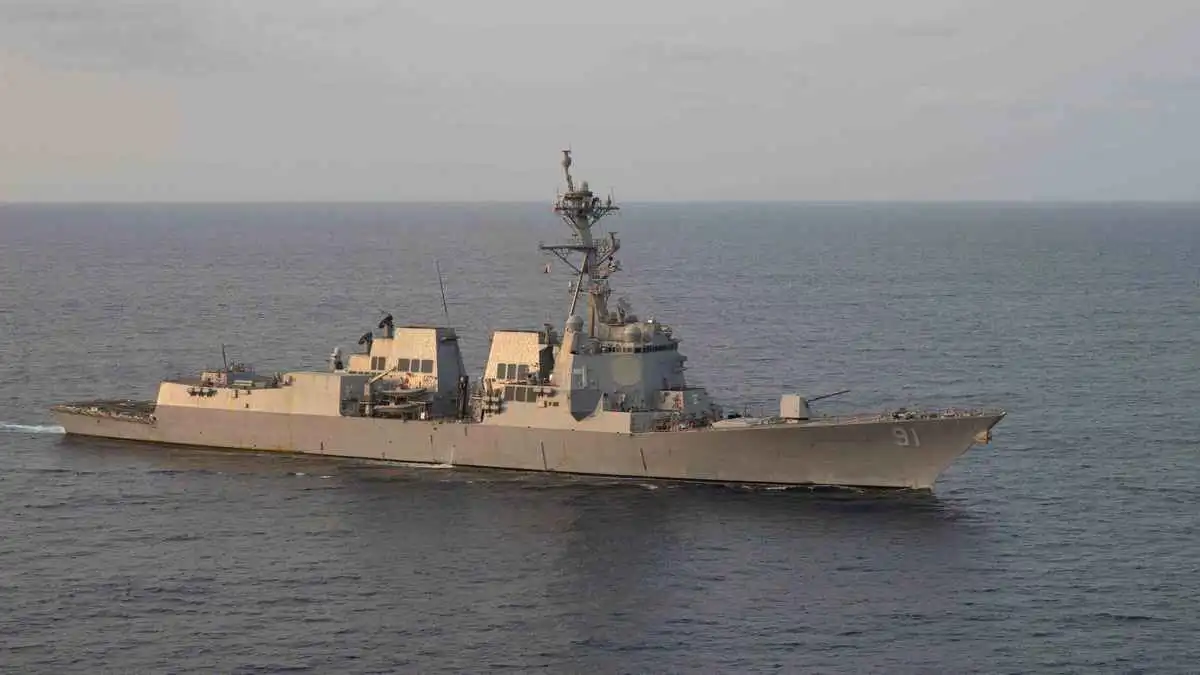 نيران أمريكية تستهدف سفينة إيرانية في بحر عُمان