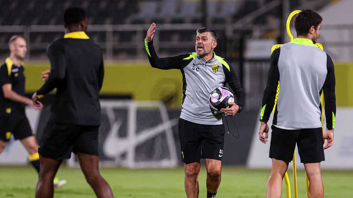 نجم كبير نال النصيب الأكبر.. كونسيساو يوبّخ لاعبي الاتحاد السعودي 