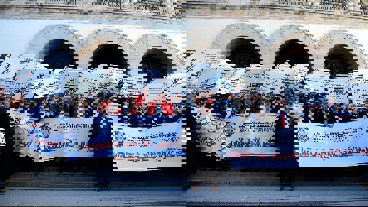 بعد إلغاء عزل 50 قاضيا.. دعوات لإقالة وزيرة العدل التونسية