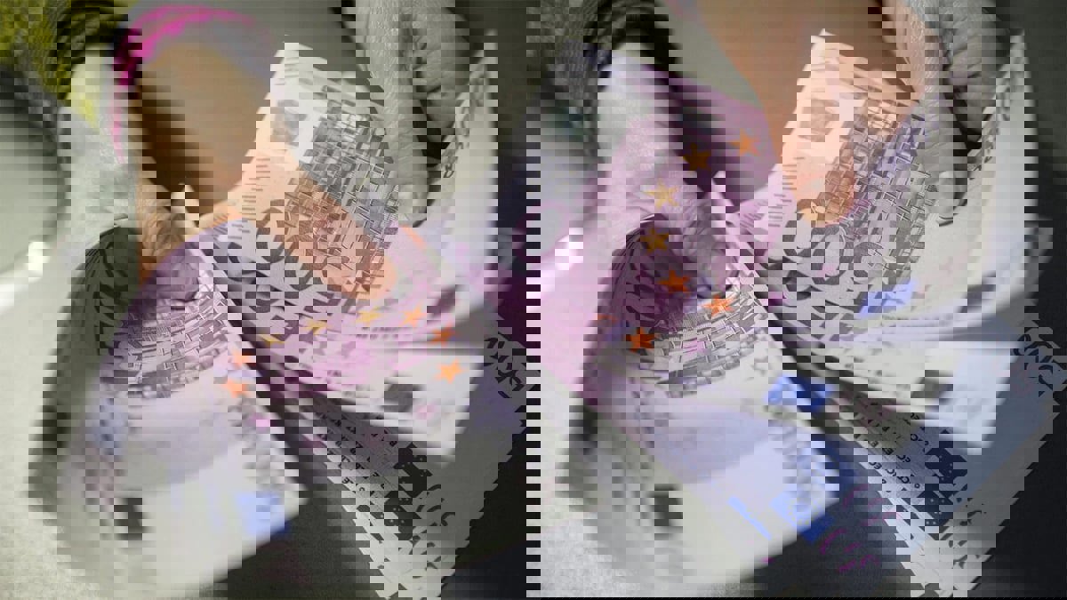 مع تنامي مخاوف الركود.. اليورو يهوي لأدنى مستوى في عقدين