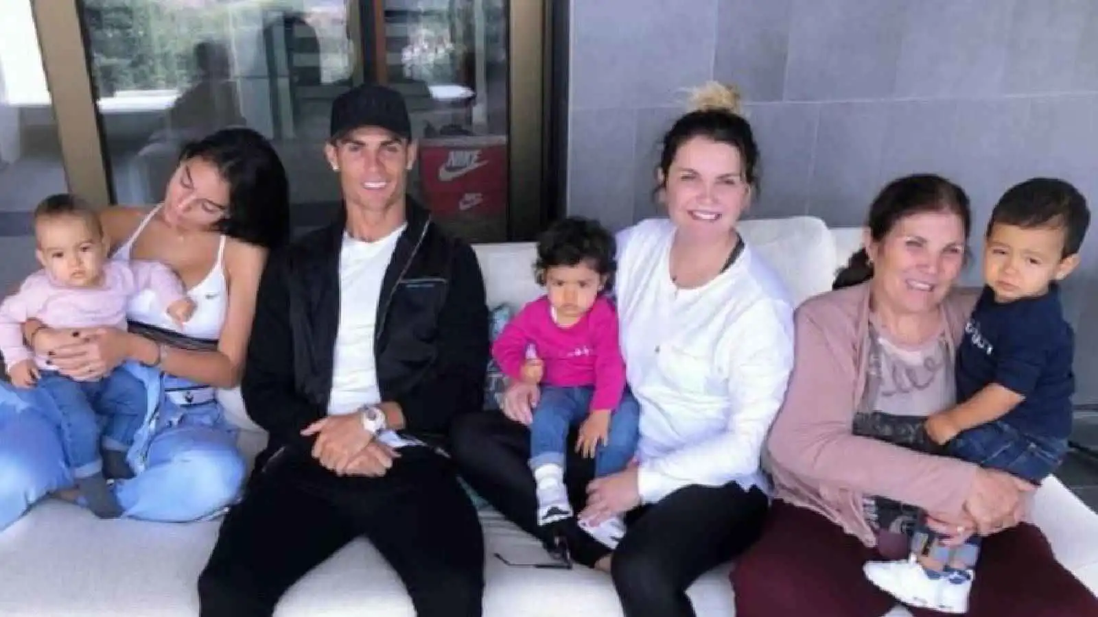 مفاجأة مدوية.. هل ترفض والدة كريستيانو رونالدو خطوبته من جورجينا؟