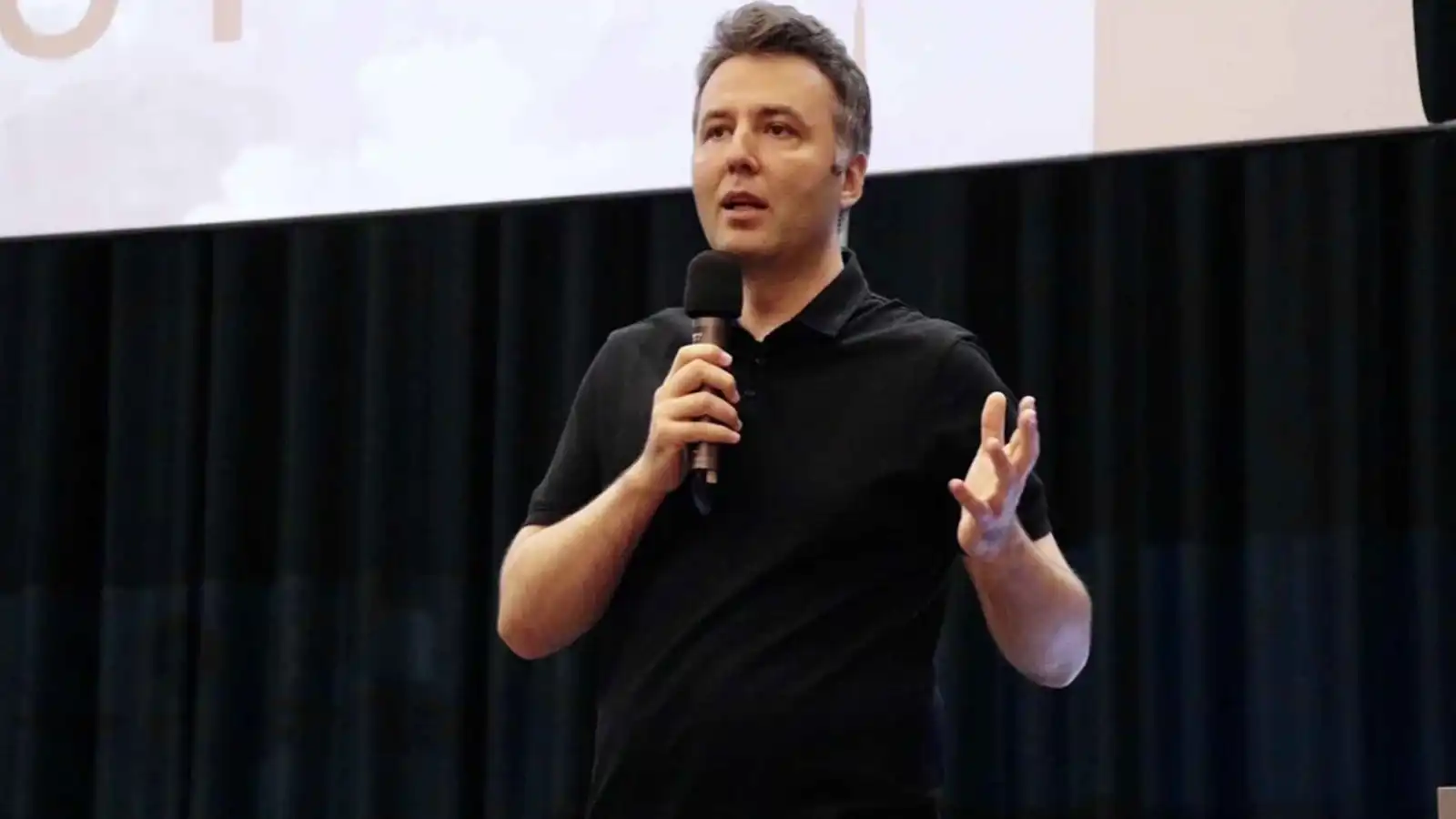 كيف تورط الإعلامي التركي محمد عاكف في تجارة المخدرات؟