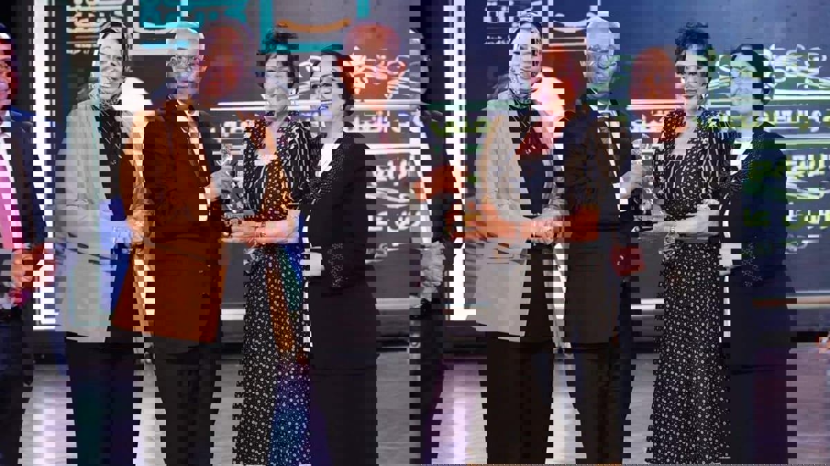 مصر.. انتقادات واسعة لوزير التربية والتعليم بعد تكريمه لبلبة