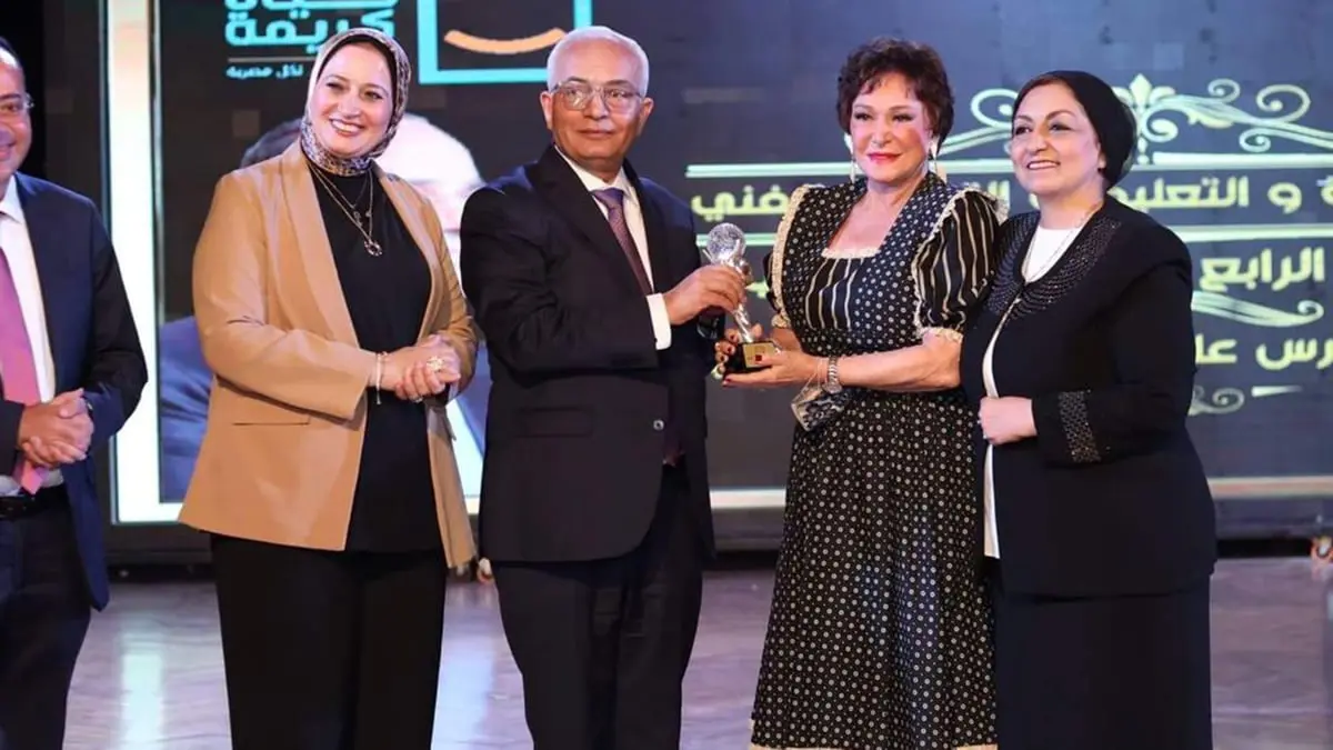 مصر.. انتقادات واسعة لوزير التربية والتعليم بعد تكريمه لبلبة