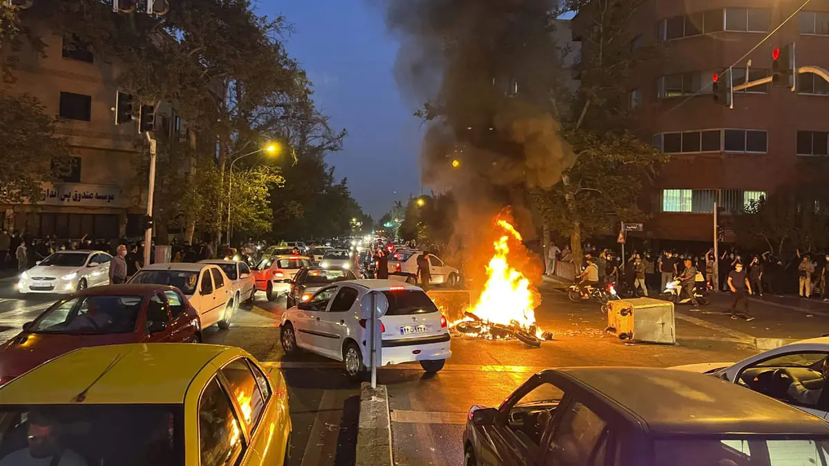 اعتبرتهما تهديدا أمنيا.. إيران تحظر"واتساب" و"إنستغرام" نهائيا