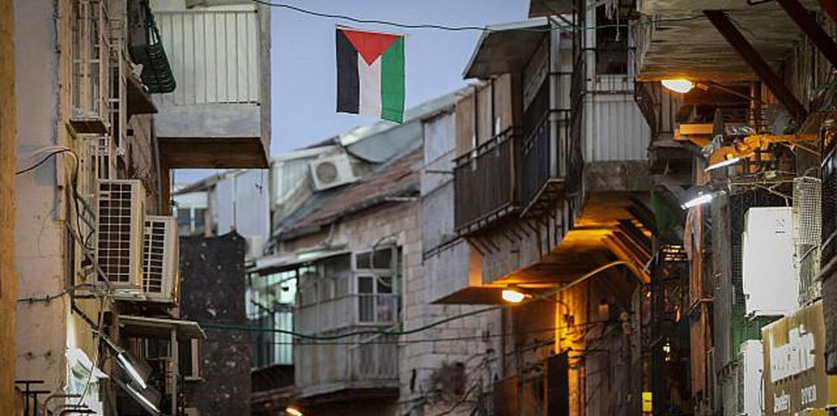 رفع العلم الفلسطيني في حي يهودي "يُربك" الشرطة الإسرائيلية (صور)
