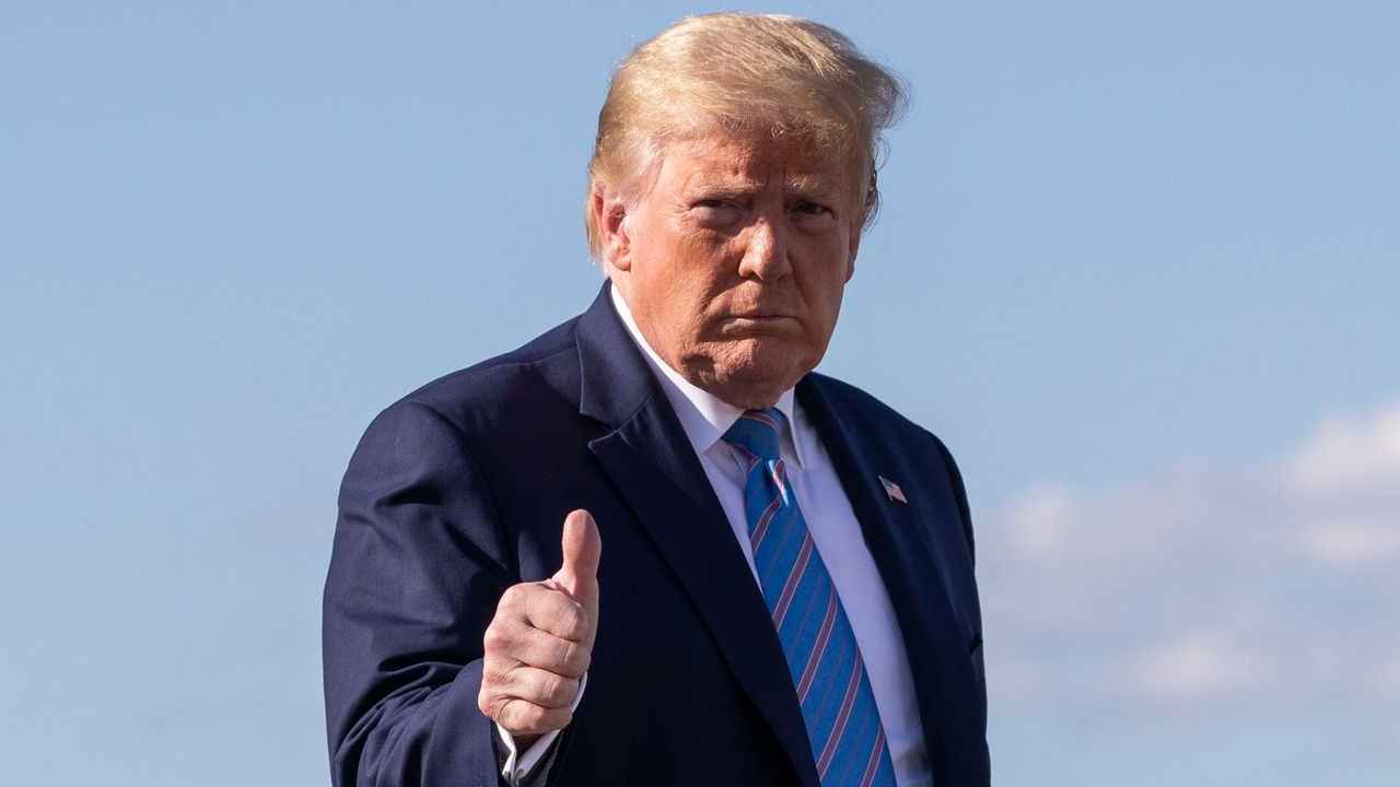 بسبب خامنئي.. ترامب يُبقي على العقوبات ضد إيران