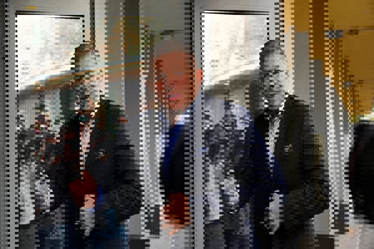 بعد تعرضه لمحاولة اغتيال.. رئيس وزراء سلوفاكيا يخرج من المستشفى