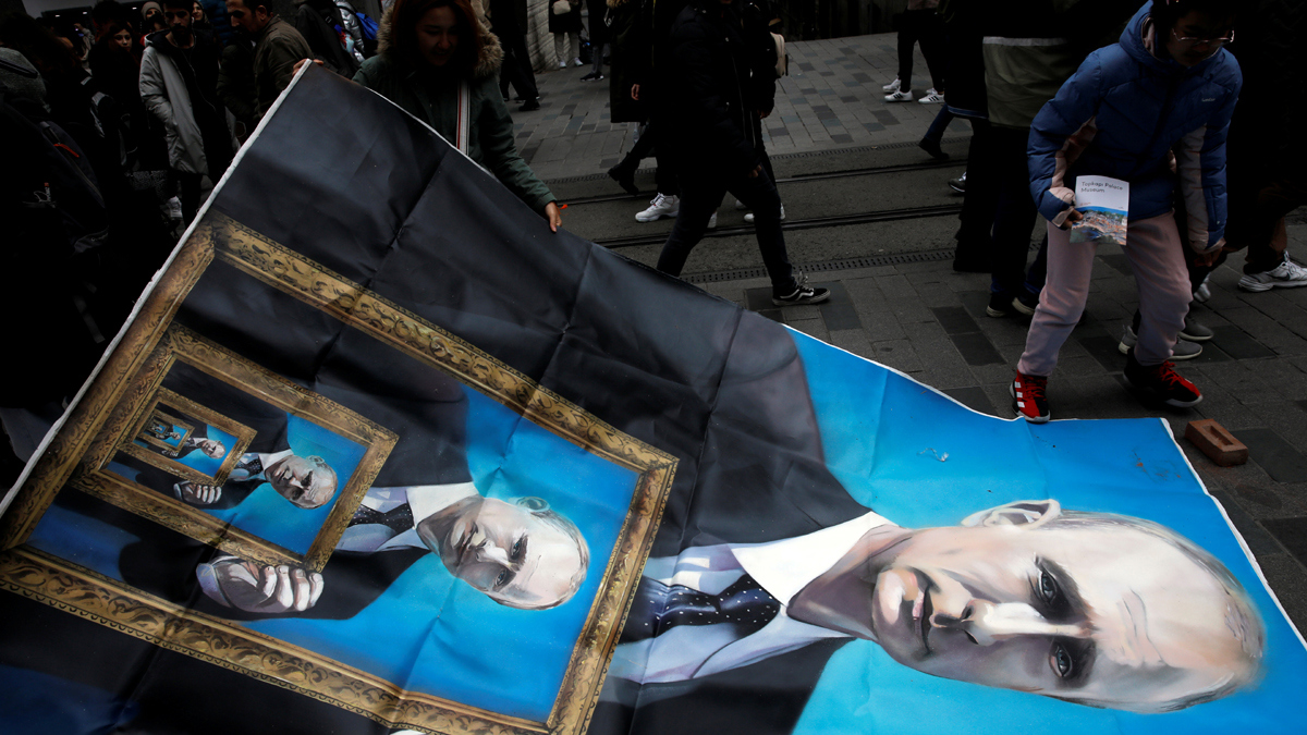 فنان روسي يكشف عن لوحات "البطل الخارق" بوتين في اسطنبول