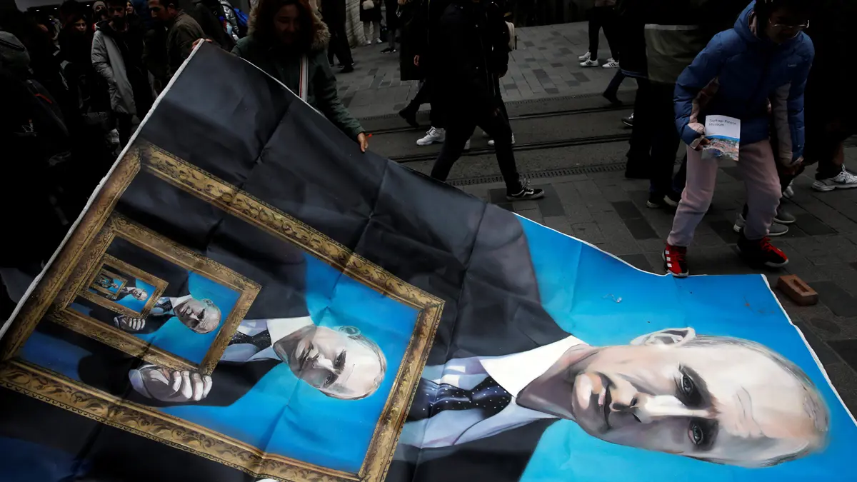 فنان روسي يكشف عن لوحات "البطل الخارق" بوتين في اسطنبول