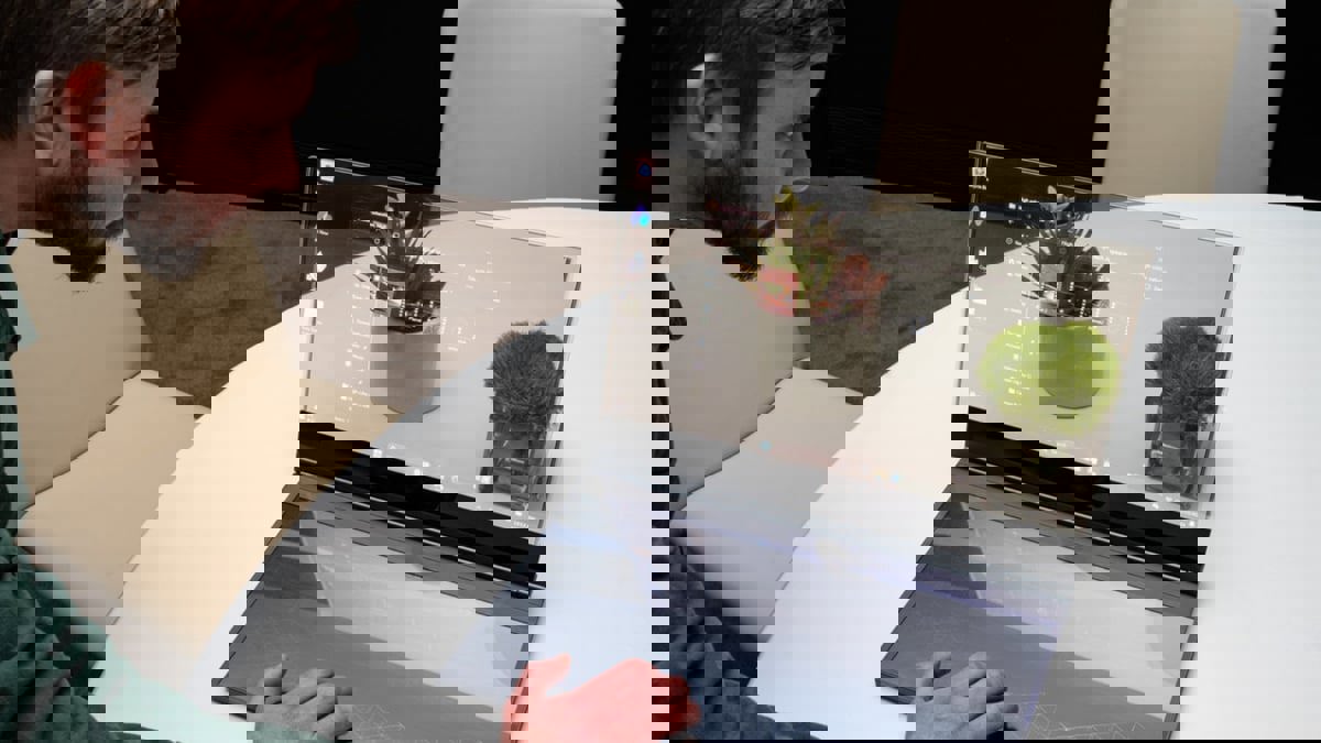 كل ما يجب معرفته عن أول كمبيوتر محمول شفاف في العالم 