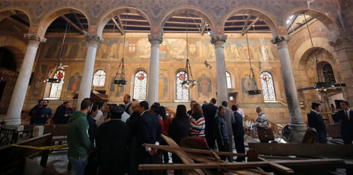 بالصور.. شيخ يتلو القرآن في عزاء أحد ضحايا الكنيسة المصرية