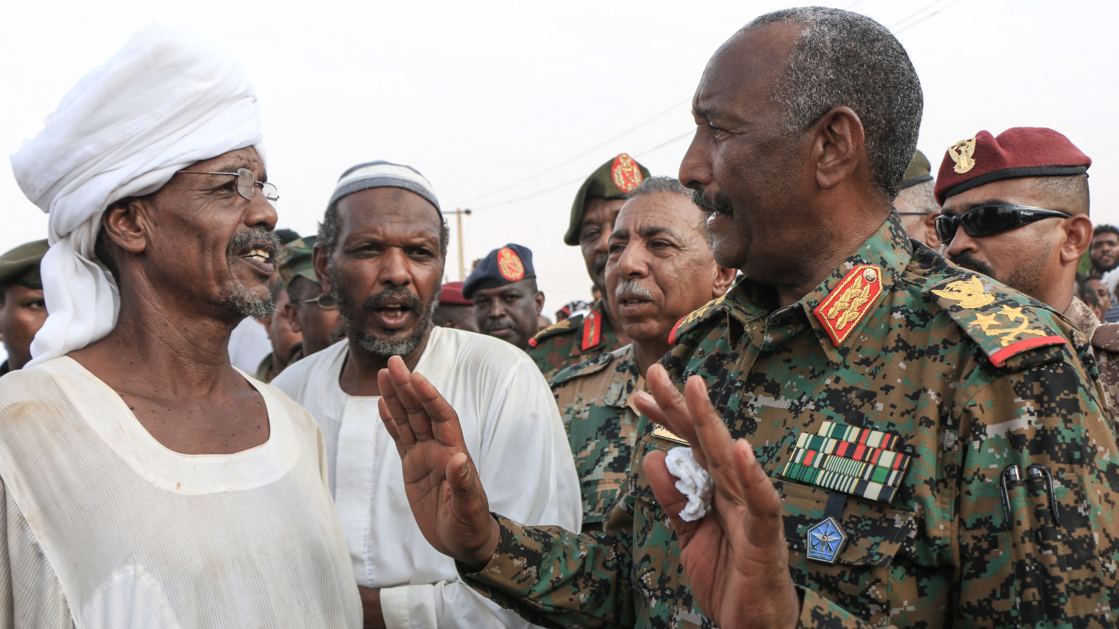 خبراء: البرهان "يزيل الغطاء" عن تحكم حزب البشير بحرب السودان