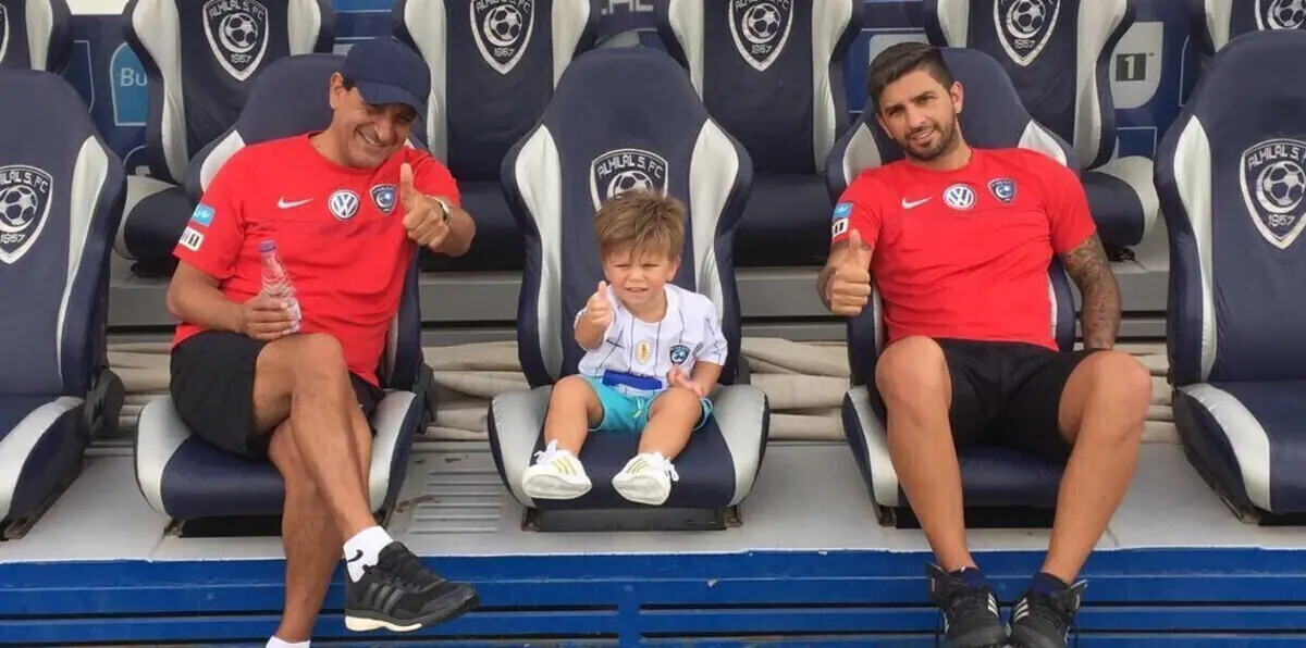 نجل مدرب نادي الهلال السعودي يمزق قميص بوكا جونيورز.. لماذا؟ (فيديو)