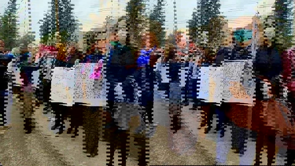 عائلات كردية تتظاهر ضد "تجنيد" بناتها في شمال شرق سوريا