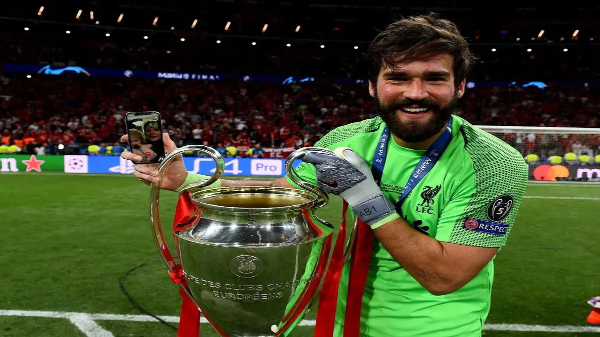 أليسون بيكر يكشف أفضل تصد له وقدوته البرازيلية وفرص فوزه بجائزة أفضل لاعب في العالم