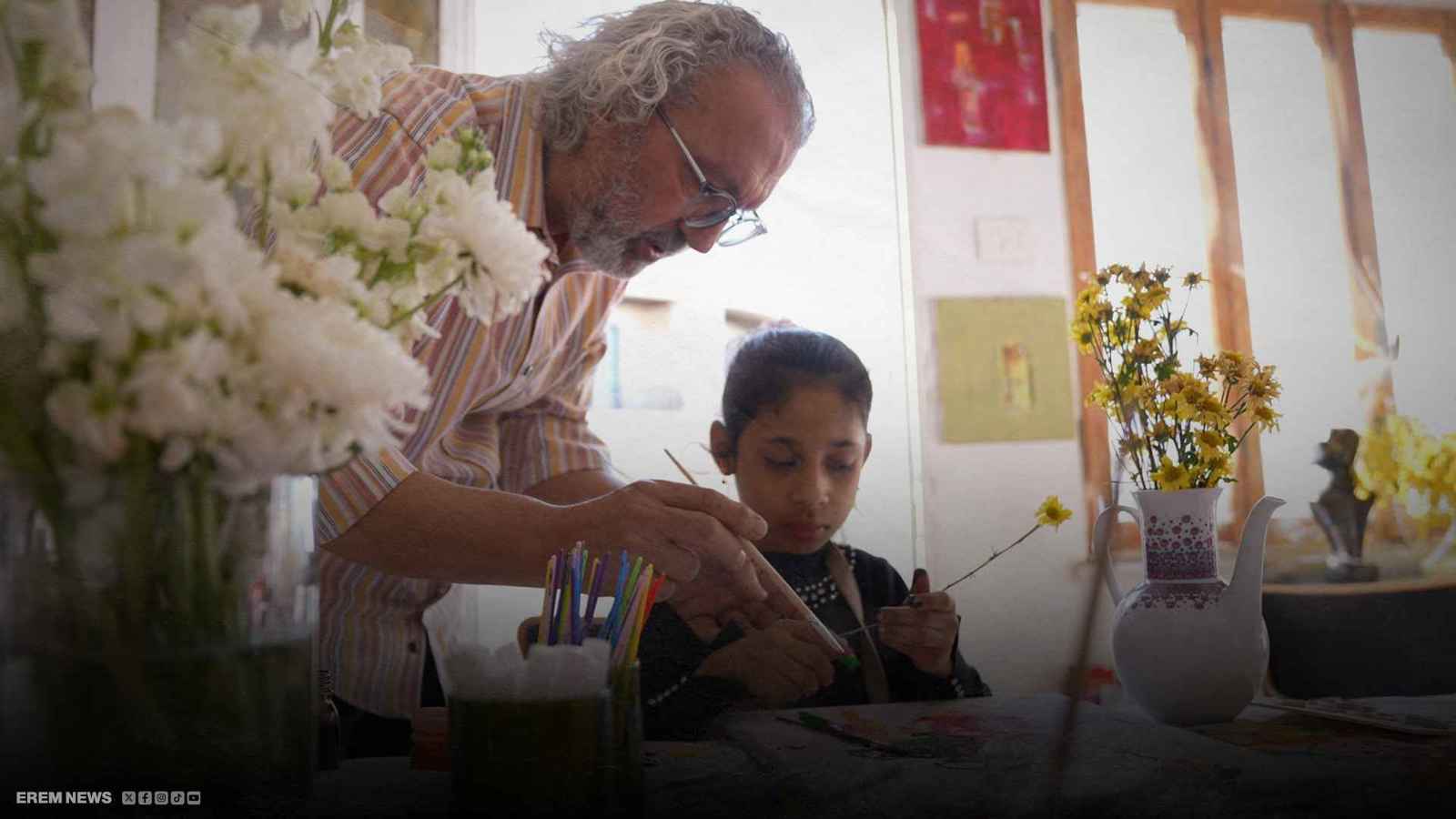 طفلة كفيفة ترسم الألوان وتميزها عبر شم الفاكهة (فيديو إرم)