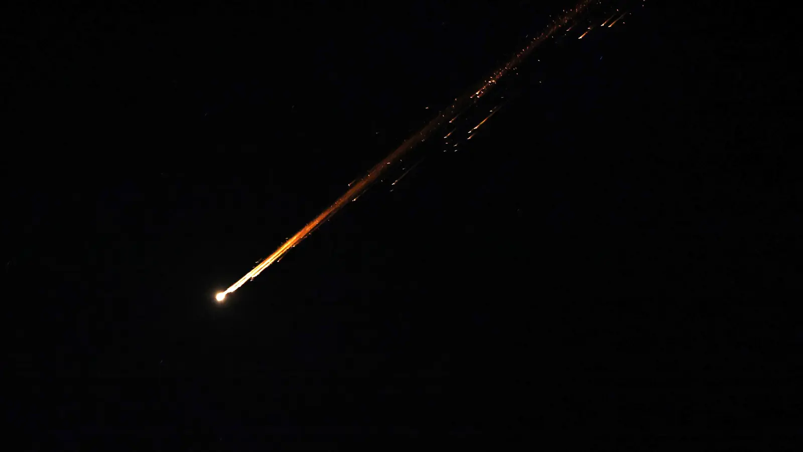 برؤوس خارقة للتحصينات.. إيران تبدأ مرحلة جديدة من الهجوم الصاروخي على إسرائيل