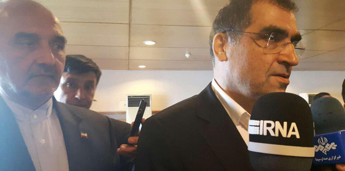 وزير إيراني يهين بإيحاء جنسي مسنًّا طلب علاجًا لزوجته