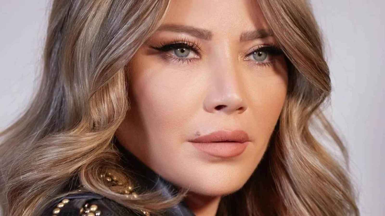 سلافة معمار تخطف الأضواء في عرض إيلي صعب (فيديو)